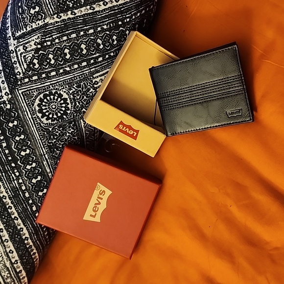 NWT/B Mens Levi's Mens Wallet. - Picture 2 of 14